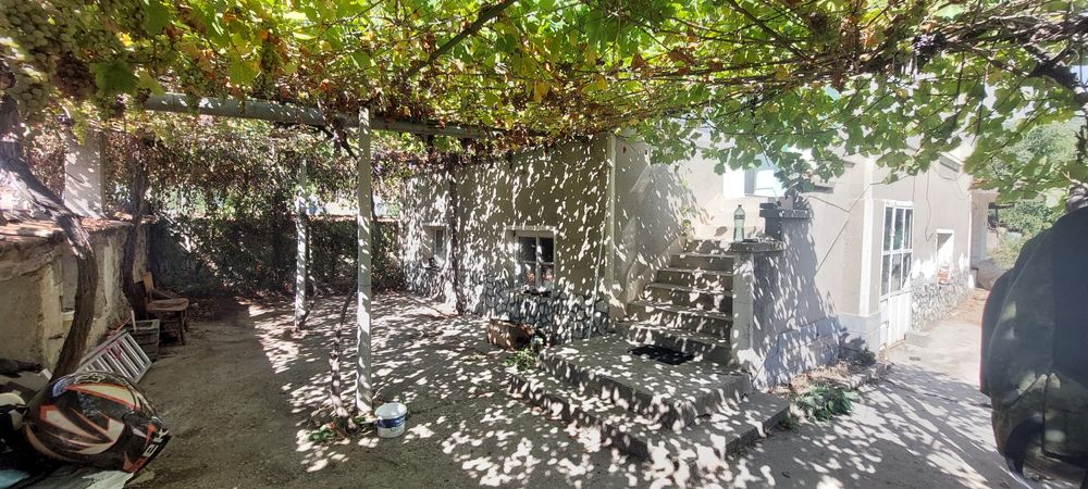 Двуетажна тухлена къща в с.Певците