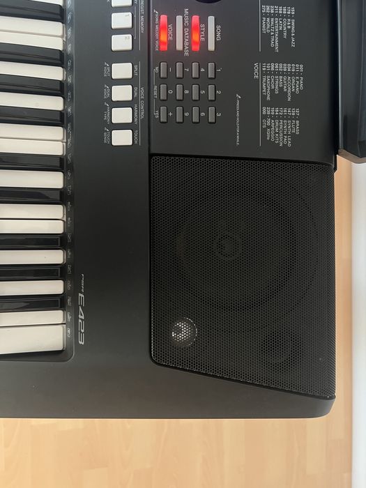 Orga Yamaha PSR-E423 + stativ BSX + cutie – complet funcțională