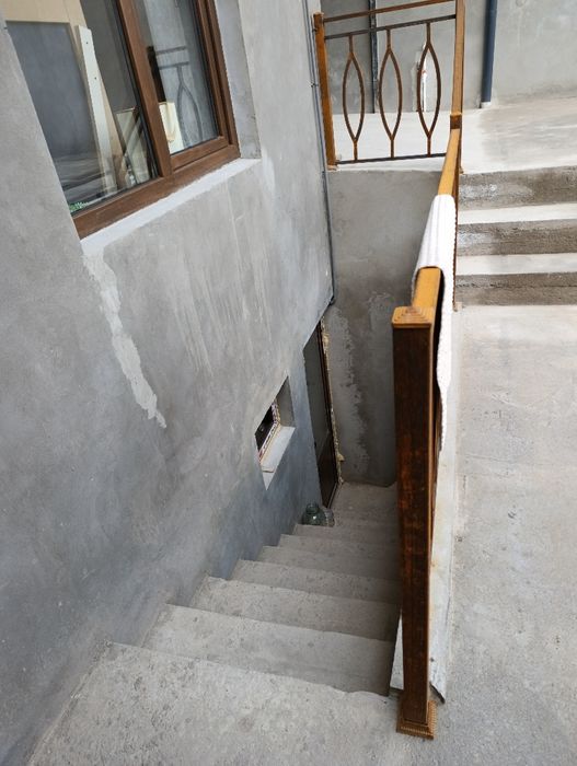 Hovli sotiladi 2.8 sotk 1 zal 3 ta spalniy 2 ta sanuzl 1 ta padvl