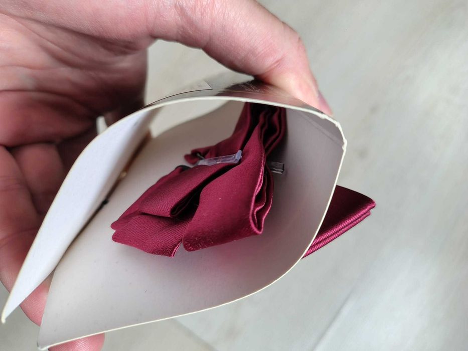 Papion Rosu Inchis pentru Bărbați – Rafinament și Eleganță