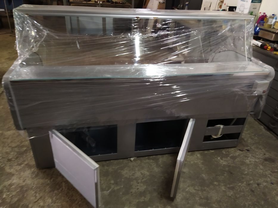 Хладилна витрина щандова