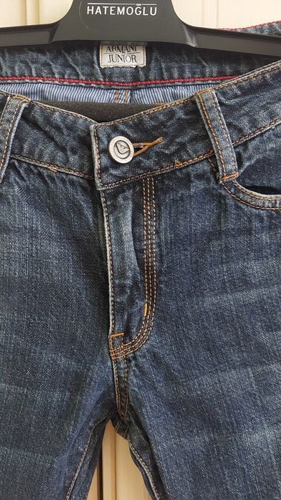 Джинсы от Armani Junior.