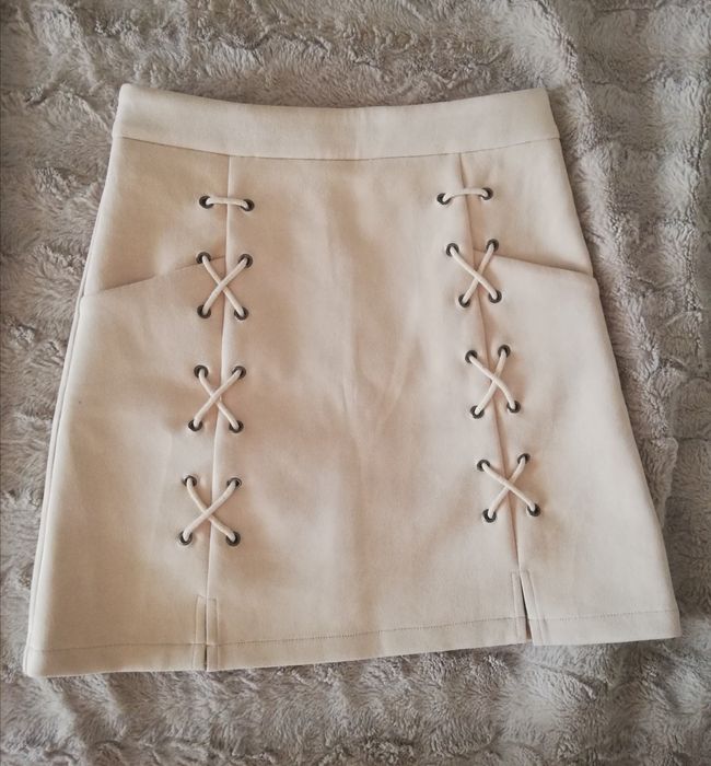 Червена рокля с панделка и изрязан гръб