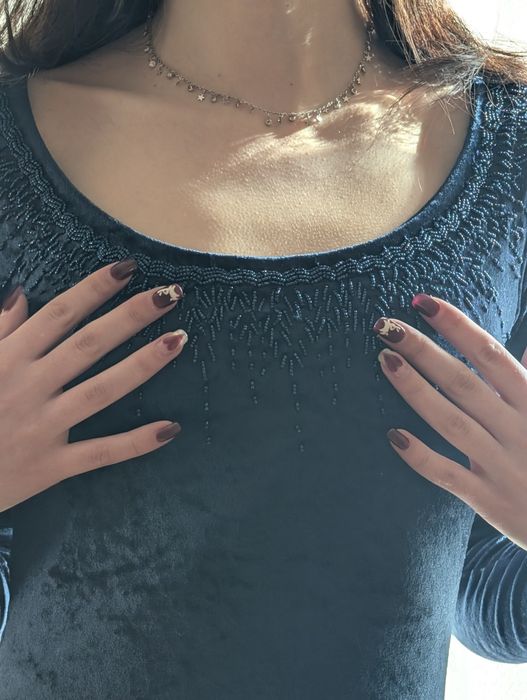 Официалната тъмно синя рокля с мъниста