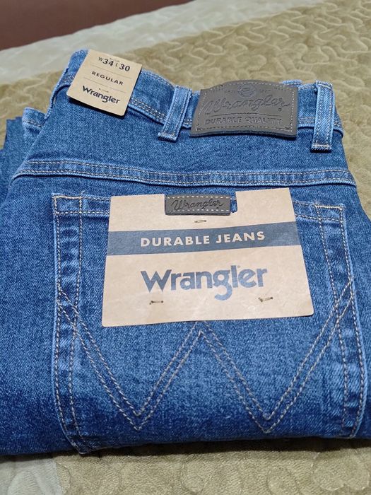 Blugi Wrangler cu etichetă