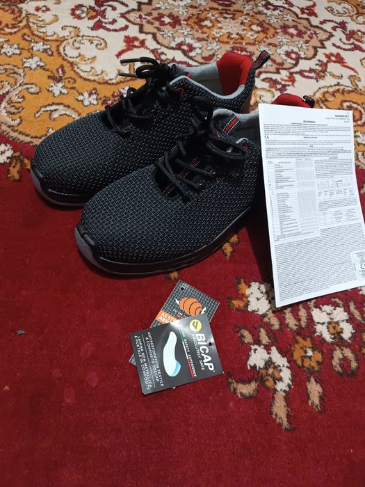 Vând adidași de muncitor pe shantier