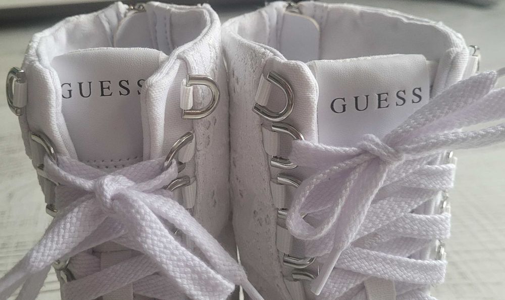 Incaltaminte dama Guess, tenesi suprainaltati la jumatate de pret
