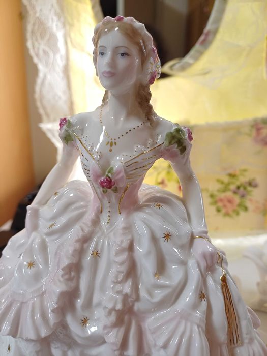 Royal Worcester limited edition - Royal Debut фигурка