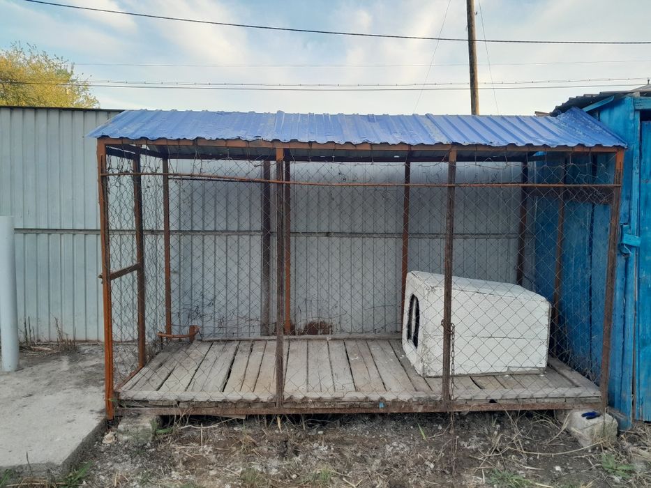 Вольер с будкой с сеткой