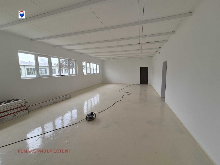 Дава се под наем Промишлена сграда в с. Смирненски, Област Русе - 365 кв.м за 1000 € - Снимка #3