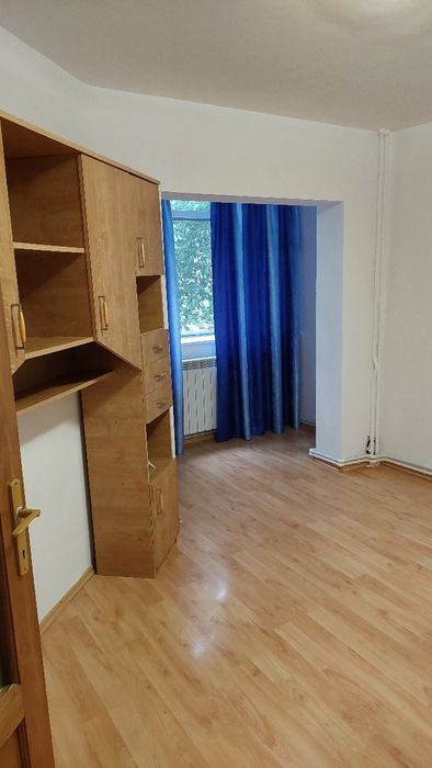 Închiriez apartament 3 camere  etaj 1