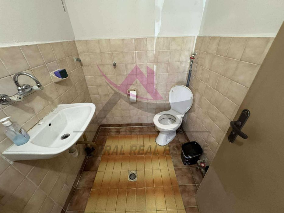 Дава се под наем Офис в Варна, Лятно кино Тракия - 33 кв.м за 300 € - Снимка #2