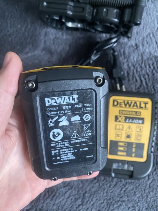 Set Nivela laser DeWalt DW089LG incarcator baterie incluse
