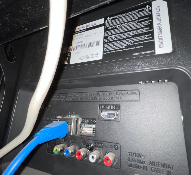 Телевизор LG с настенным креплением