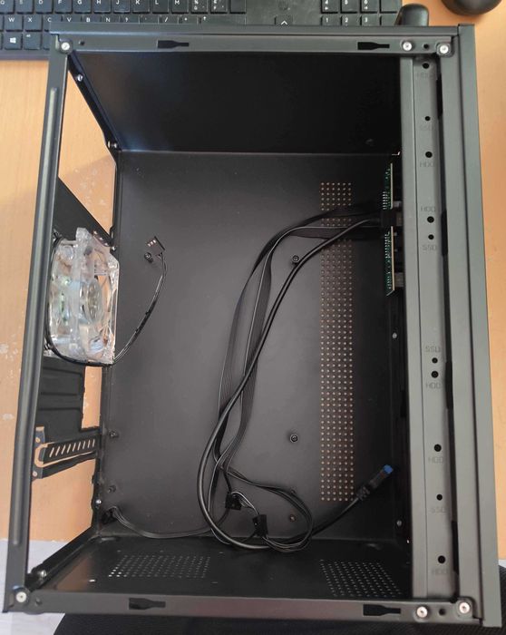 Carcasa PC mATX cu 1 ventilator