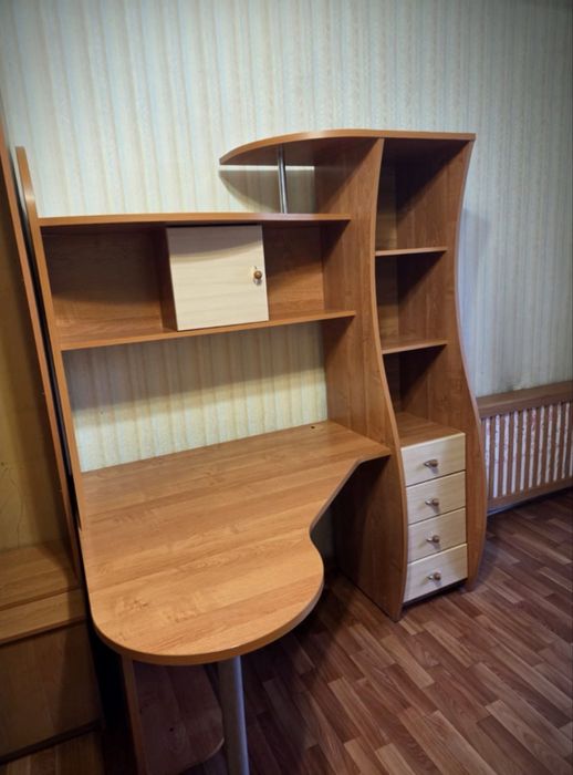 Письменный компьютерный стол с полками