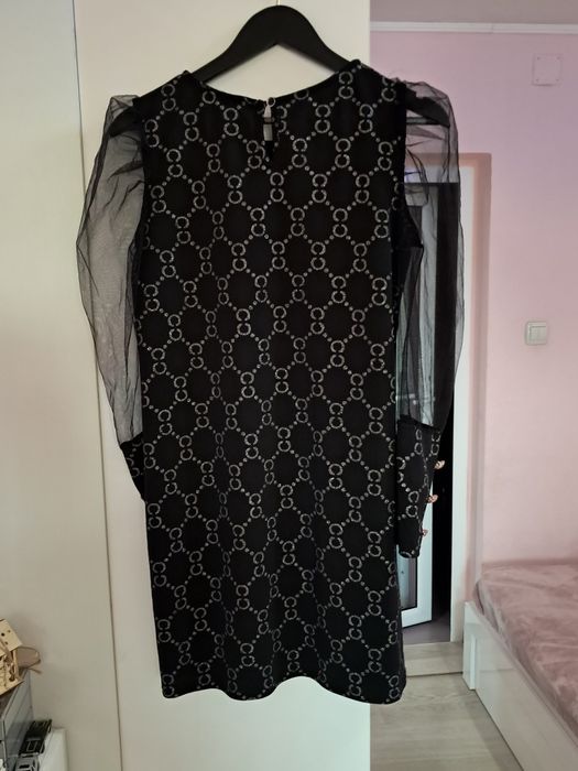 Черна Рокля за повод