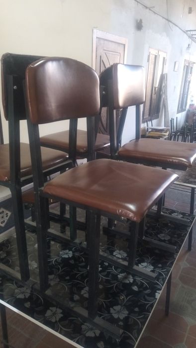 Продаётся стол и стуля.