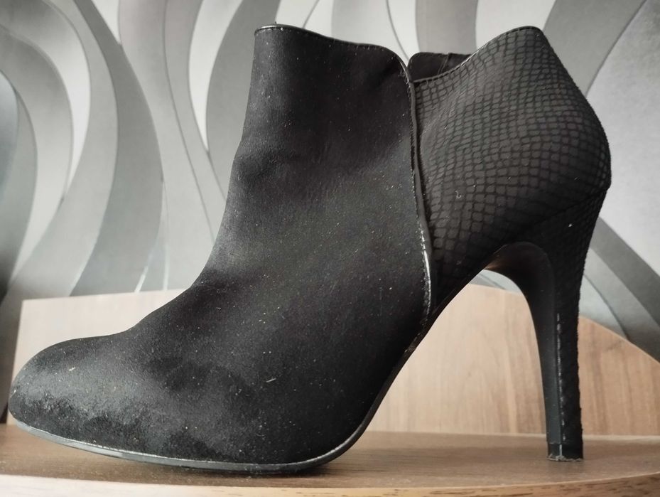 Продавам 2 чифта обувки