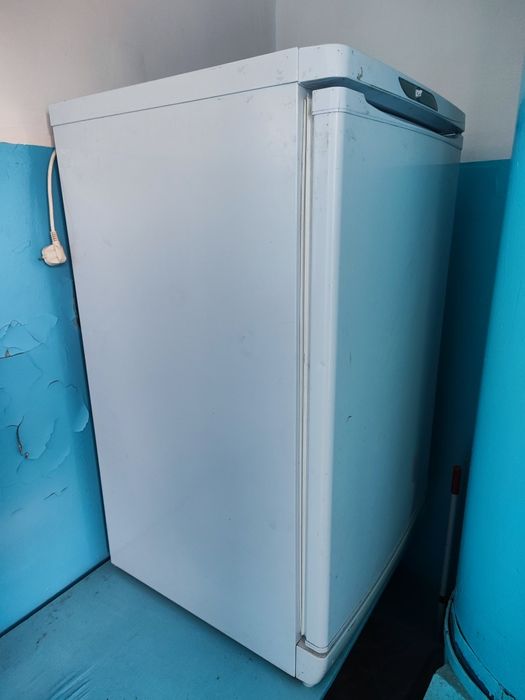 Продам морозилку требует ремонта не холодит.