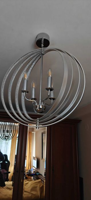 Candelabrul cu 4 becuri cu mai multe deschideri