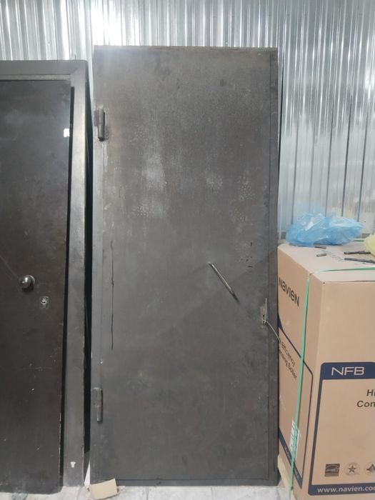 Продам дверь б/у металлическая