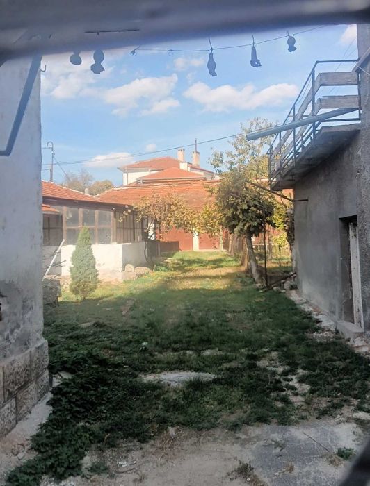 1882-Продават се къщи и търговски обекти в един двор в квартал "Варош"!