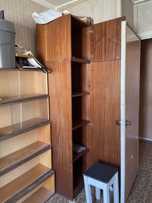 Мебель бесплатно (стол, трюмо)