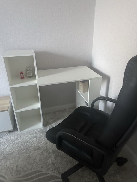 Продам компьютерный стол и кожаное кресло