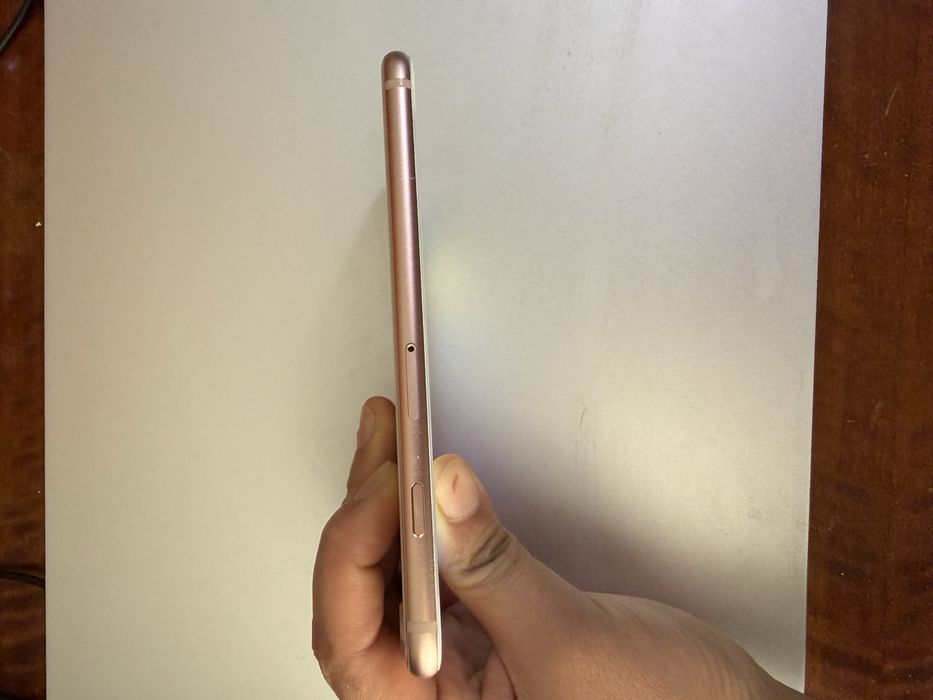 продам iphone 8  64 гб