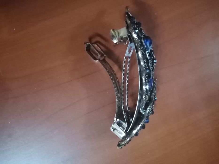 Красивая заколка для волос с синими камнями