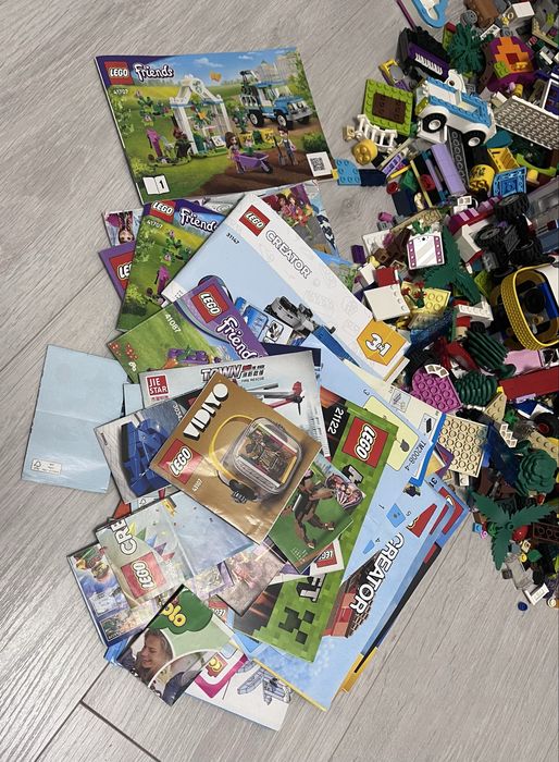 Piese Lego vrac + cutie depozitare + plansa cu doua fete Lego