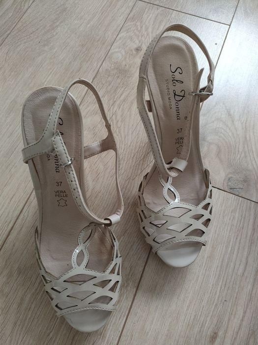 O pereche de sandale peep-toe din piele albă cu barete la gleznă, de l