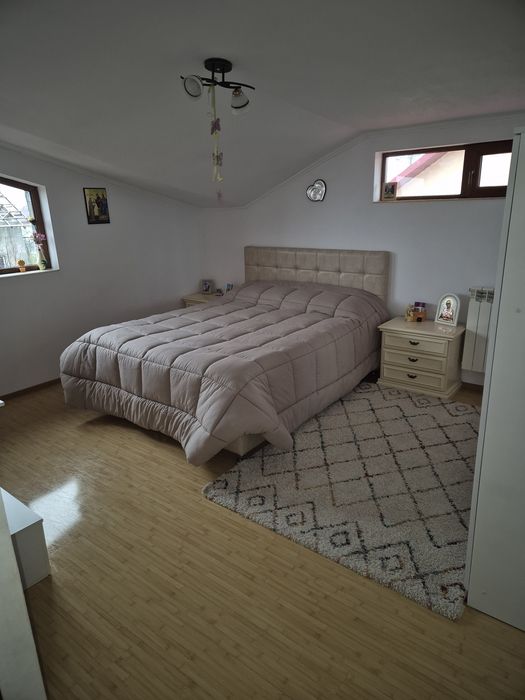 Vând casă cu etaj