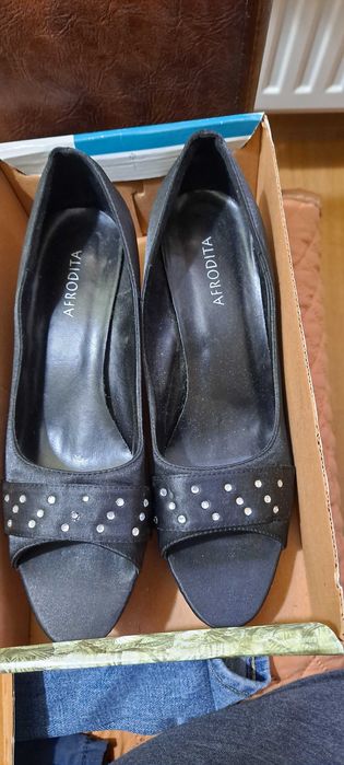 Vand pantofi  pentru ocazii(nunti ,botezuri)