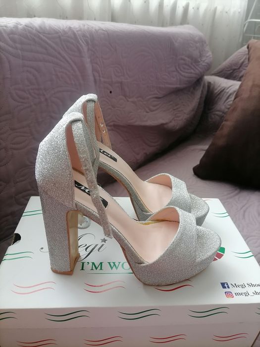 Дамски сандали на дебел ток