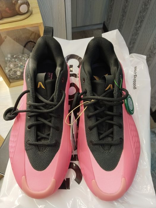 Adidas кроссовки.