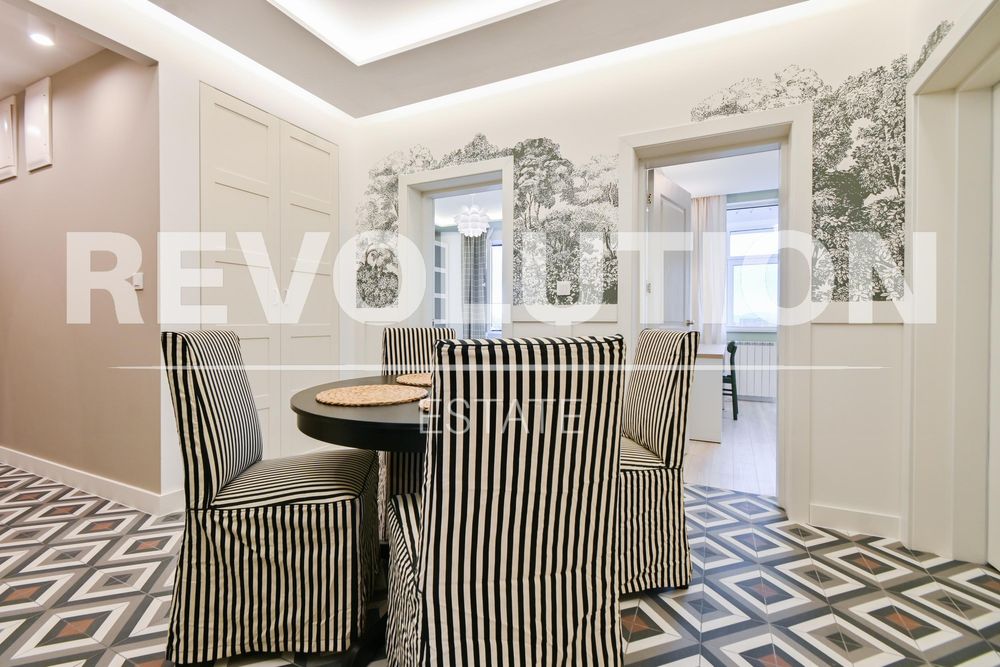 Дава се под наем Тристаен апартамент в София, Център - 90 кв.м за 1300 € - Снимка #2