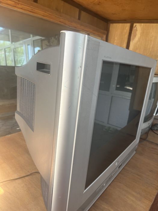 Телевизор LG работает