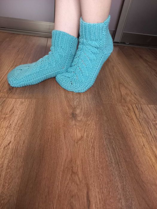 Шерстяные носки ручной вязки.