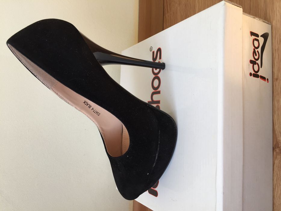 Велурени дамски обувки на висок ток