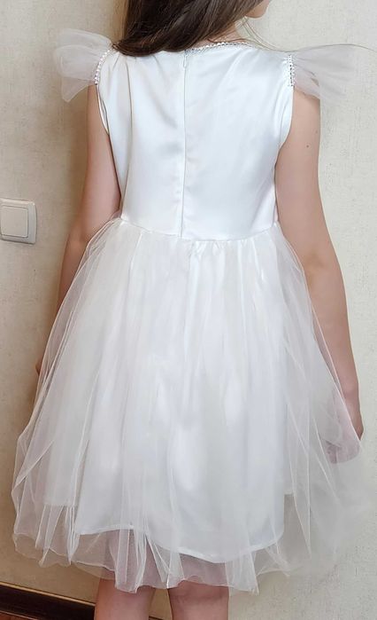 Нарядное платье белого цвета для девочки