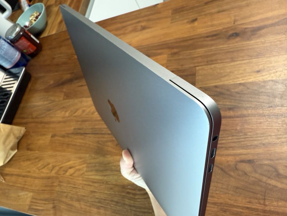 Лаптоп apple Macbook pro 13” 2017, 256gb i5, 8gb touchbar fingerprint