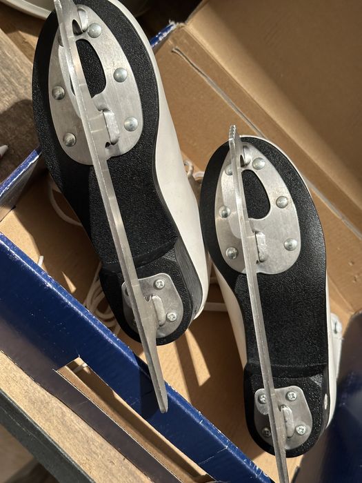 Продам коньки для девочки 33 размер