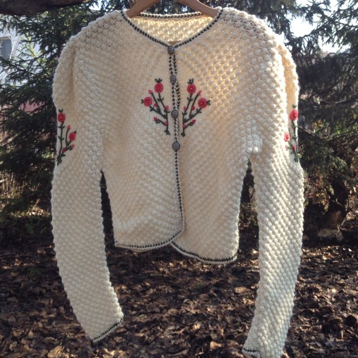 Жилетка ръчно плетена и везана S размер