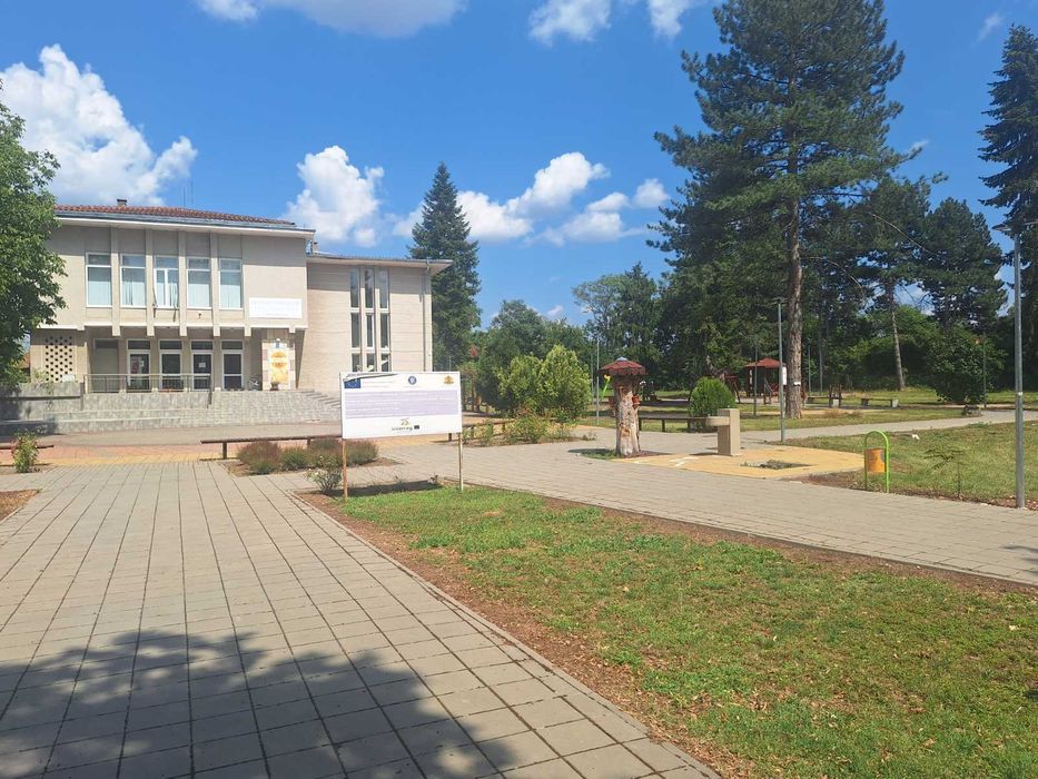 Парцел на главната улица в с.Козаревец