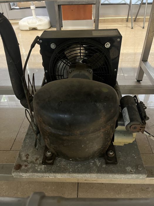 Хладилна маса за риба с агрегат и Фризер