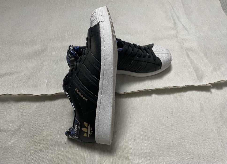 Продам кроссовки Adidas Superstar