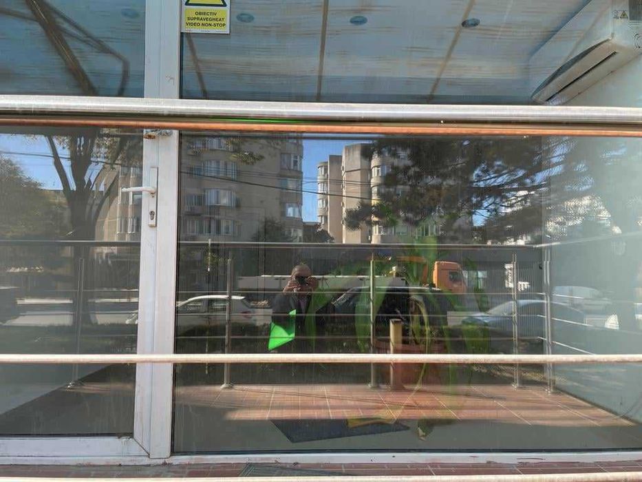 Proprietar ,ofer spatiu birouri cabinete  vitrina stradala cat tot peretele la bulevard intrare separat din strada  61 mp 3 camere  2 holuri