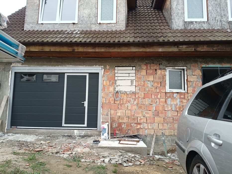 Usi de garaj cu geamuri